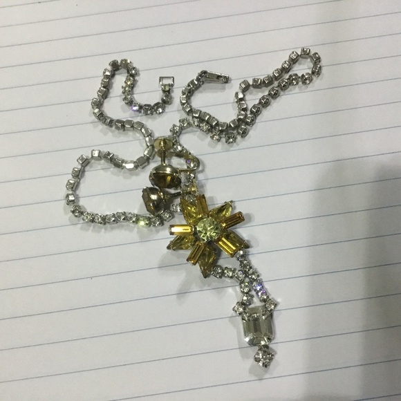 Vintage emerald green coloured rhinestone jewellery set- screw on earrings - Picture 4 of 10